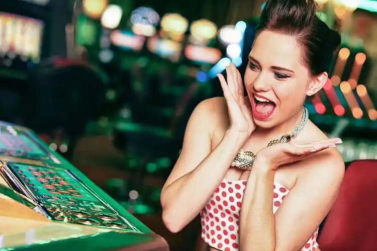Filipino player watching a live kkkjili bingo draw on a mobile phone